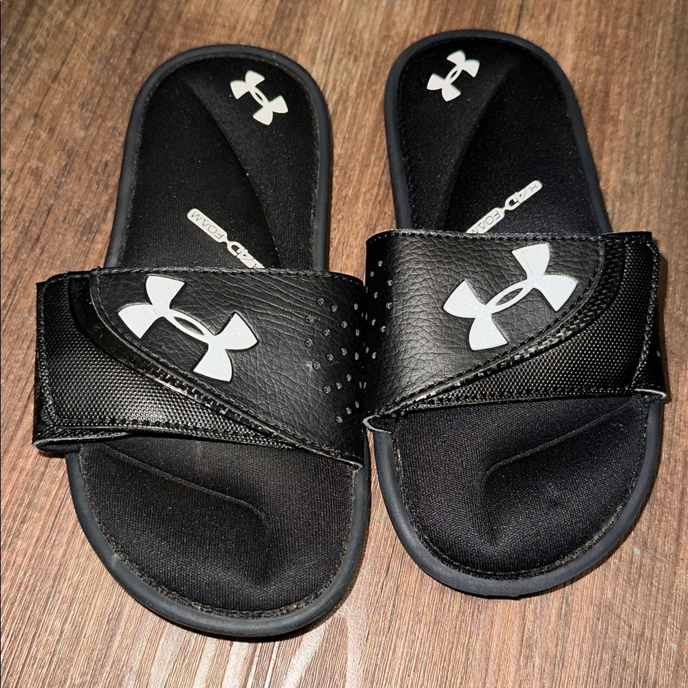 Kids Under Armour 4D Foam Slides size 1Y‎ EUC